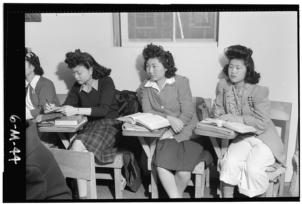Überforderung im Studium – japanische weibliche Studenten in ihre Bücher vertieft in den 1930er Jahren